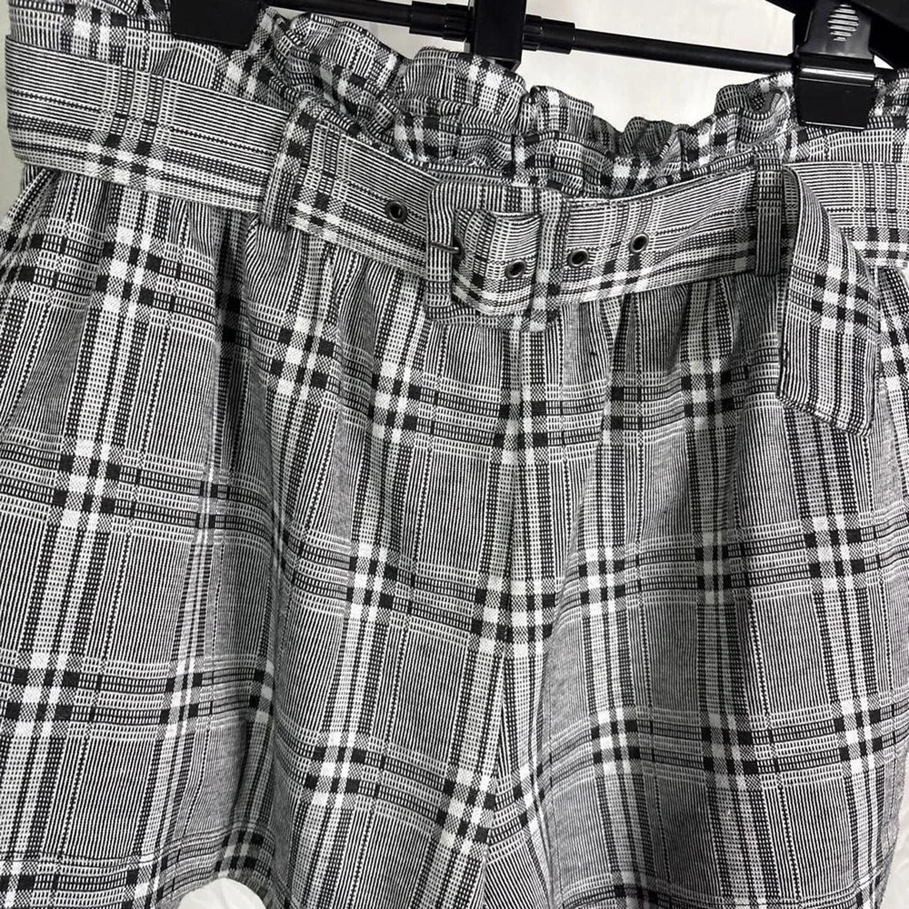 American Eagle Plaid shorts with belt